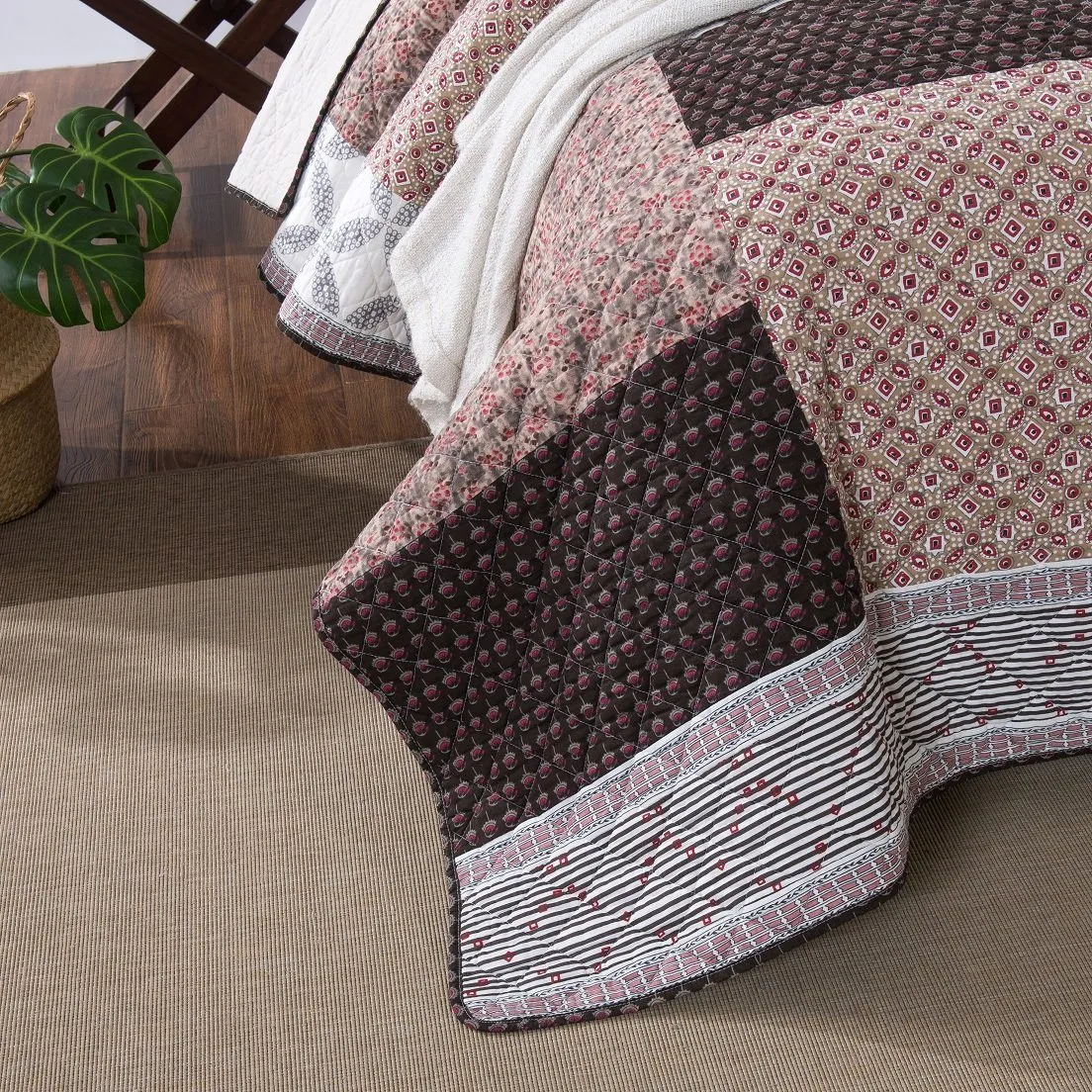 DaDa Bedding Neapolitan Roses Patchwork Cotton Geometric Quilted Bedspread Set (JHW816)