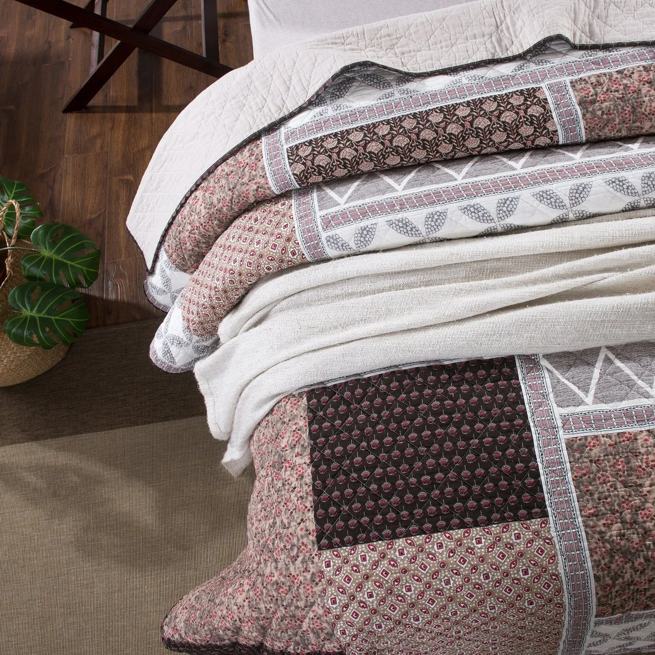 DaDa Bedding Neapolitan Roses Patchwork Cotton Geometric Quilted Bedspread Set (JHW816)