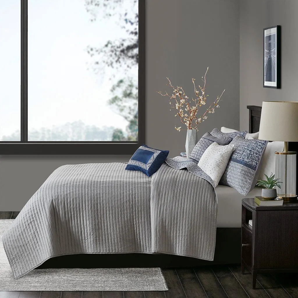 Rhapsody 6 Piece Reversible Jacquard Quilt Set with Throw Pillows in Navy