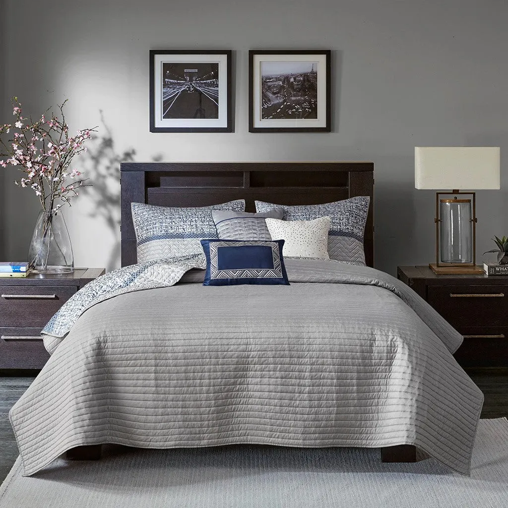 Rhapsody 6 Piece Reversible Jacquard Quilt Set with Throw Pillows in Navy